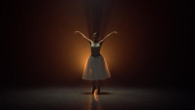 <strong>灵活</strong>的芭蕾舞女演员跳舞踮着脚走的阶段芭蕾舞舞者穿图图裙子
